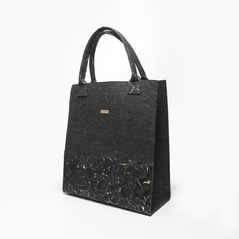 Shopper Bag aus Wollfilz und Kork in Anthrazit Gold freigestellt