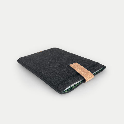 Op maat gemaakte laptophoes | met magnetische sluiting en extra vak | antraciet - strepen | Model "HAKA"