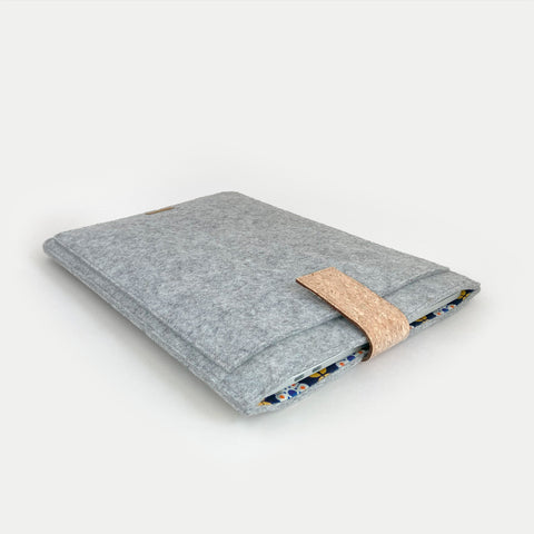 Hoesje voor MacBook Pro 16 | met magnetische sluiting en extra vak  | lichtgrijs - Bloom | Model "HAKA"