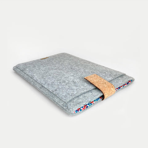 Hoesje voor MacBook Air M2 15 | met magnetische sluiting en extra vak | lichtgrijs - Kleurrijk | Model "HAKA"