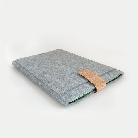 Hoesje voor MacBook Air 13 | met magnetische sluiting en extra vak | lichtgrijs - strepen | Model "HAKA"