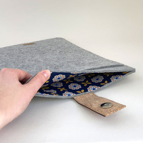 Hoesje voor MacBook Air 13 | met magnetische sluiting en extra vak  | lichtgrijs - Bloom | Model "HAKA"