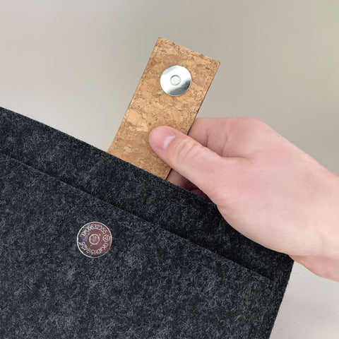 Hoesje voor MacBook Air M2 15 | met magnetische sluiting en extra vak | antraciet - Vormen | Model "HAKA"