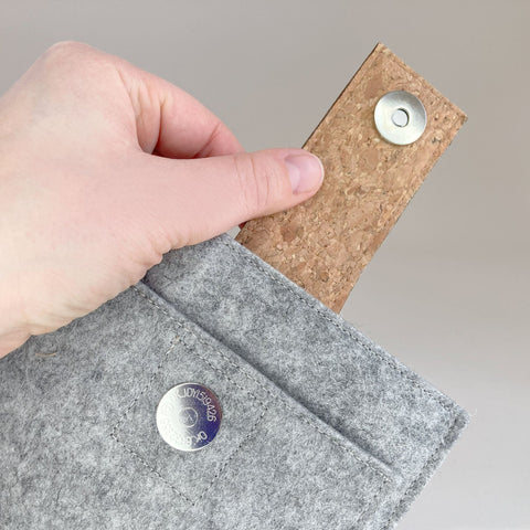 Hoes voor PocketBook Color | met magnetische sluiting en extra vak | lichtgrijs - Tracks | Model "HAKA"