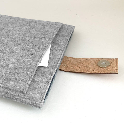 Hoesje voor MacBook Air M3 13 | met magnetische sluiting en extra vak | lichtgrijs - sporen | Model "HAKA"