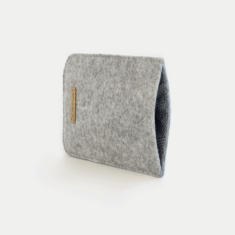 Stylische Handytasche für das Samsung Galaxy A37 aus hellgrauem Filz und Baumwolle, mit modernem Design und sorgfältigen Nähten.