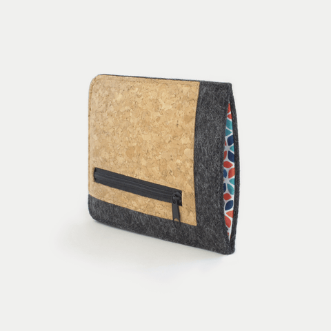 Handytasche mit Kartenfach für Motorola Edge 50 ultra aus Filz und Kork in anthrazit und bunten Mustern.