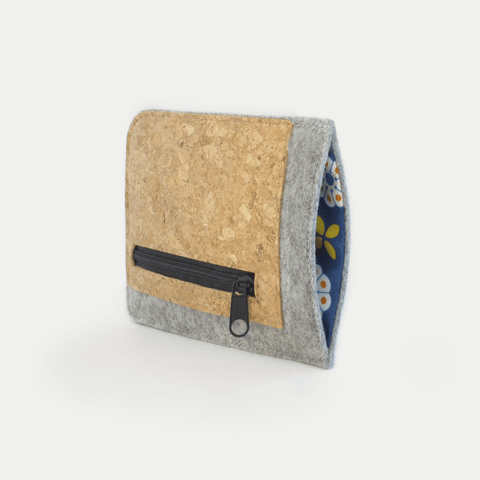 Hellgraue Handytasche aus Wollfilz und Kork für iPhone 16 Pro Max mit praktischem Kartenfach und Reißverschluss.