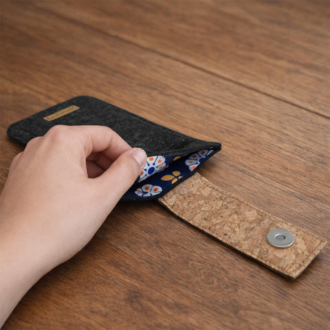 Op maat gemaakt telefoonhoesje | met magnetische sluiting en extra vak | antraciet - Bloom | HAKA-model