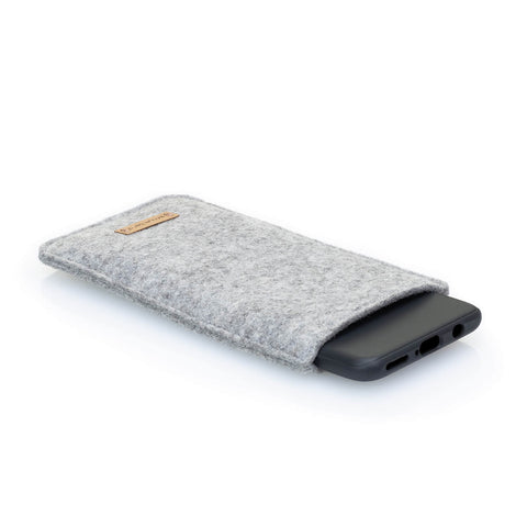 Handytasche für Samsung Galaxy A37 aus hellgrauem Wollfilz, idealer Schutz und stilvolles Design.