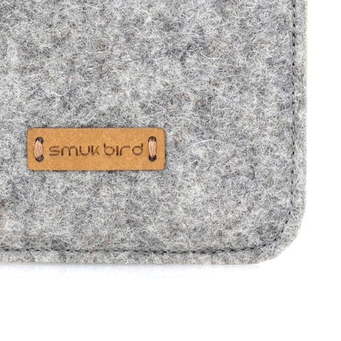 Handytasche Samsung Galaxy A37 aus hellgrauem Wollfilz mit Lederetikett smuk bird