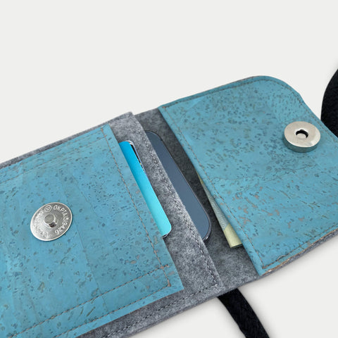 KEDJA deluxe Umhängetasche in hellgrau und azur, mit Fächern für Motorola Edge 50 fusion, Karten und Geldscheine.