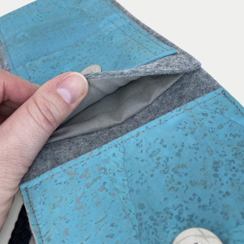 Schoudertas voor Fairphone 3 | van vilt en biologisch katoen | lichtgrijs - azuur | Model KEDJA deluxe