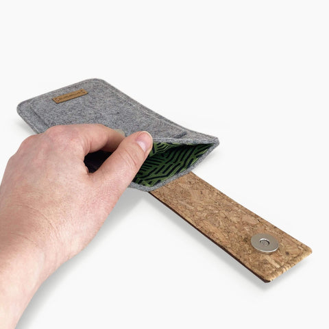 Telefoontas voor Fairphone 4 | met magneetsluiting en extra vak | lichtgrijs - Strepen | Model HAKA