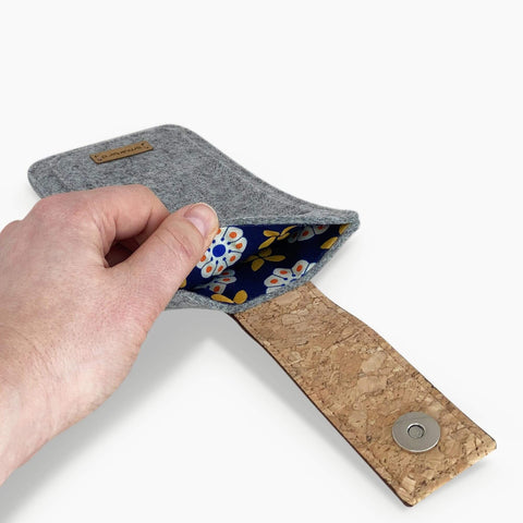 Telefoonhoesje voor Fairphone 3 | met magneetsluiting en extra vak | lichtgrijs - Bloom | Model HAKA