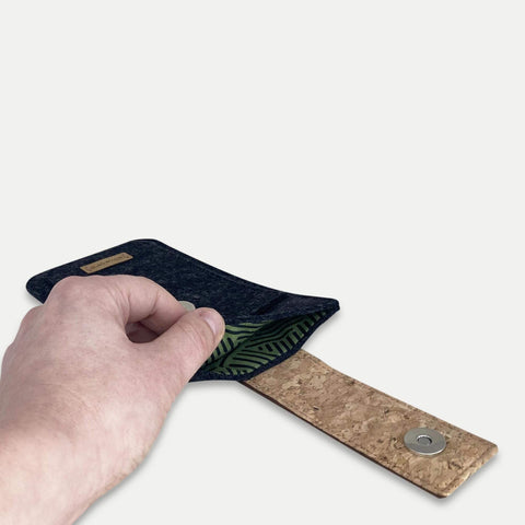 Telefoonhoesje voor iPhone 12 Pro | met magneetsluiting en extra vak | antraciet - Strepen | Model HAKA