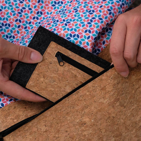 Handytasche ZIP in anthrazit mit Kartenfach aus Filz und Kork, ideal für Motorola Edge 50 ultra.