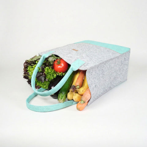 Shopper Tasche aus Wollfilz und Kork in Hellgrau Azur, gefüllt mit Gemüse wie Karotten, Salat und Tomaten