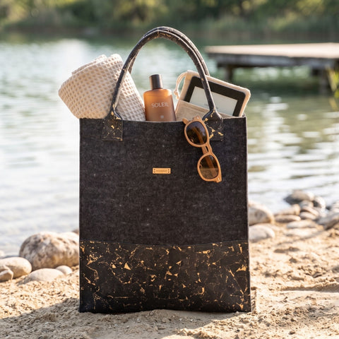 Filz Shopper Tasche in dunklem Design mit schwarzem Kork am Strand, robuste nachhaltige Tasche für Alltag und Einkauf
