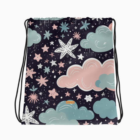 Turnbeutel mit Nachtwolken- und Sternenmuster, flach ausgelegt.