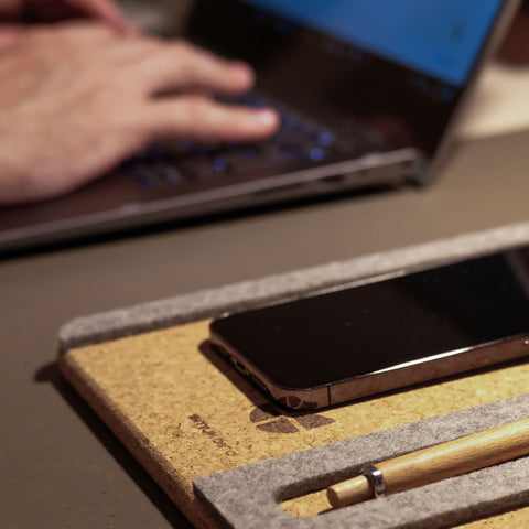 Organizer voor telefoon, notitieblok & pennen | gemaakt van vilt en kurk | lichtgrijs