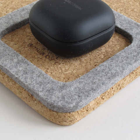 Organizer voor mobiele telefoons, notitieblokken, pennen, sleutels, enz. | gemaakt van vilt en kurk | lichtgrijs