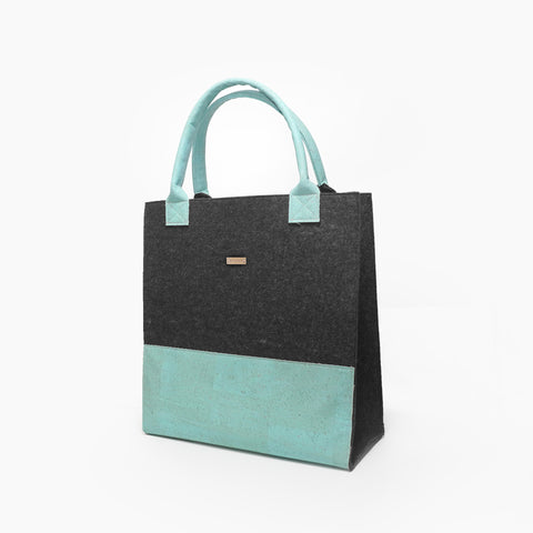 Shopper Bag aus Wollfilz und Kork in Anthrazit Azur freigestellt