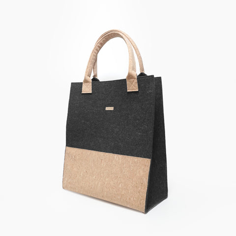 Shopper Bag aus Wollfilz und Kork in Anthrazit Natur freigestellt