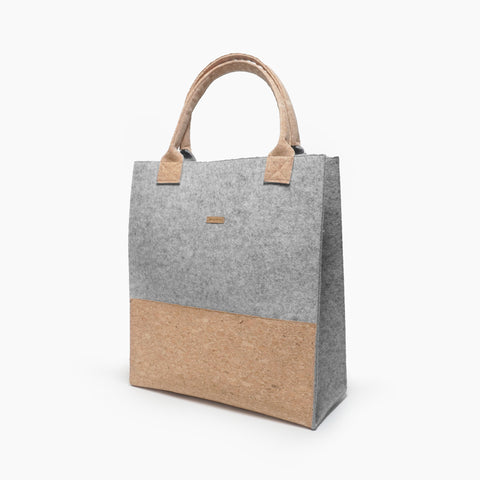 Shopper Bag aus Wollfilz und Kork in Hellgrau Natur freigestellt