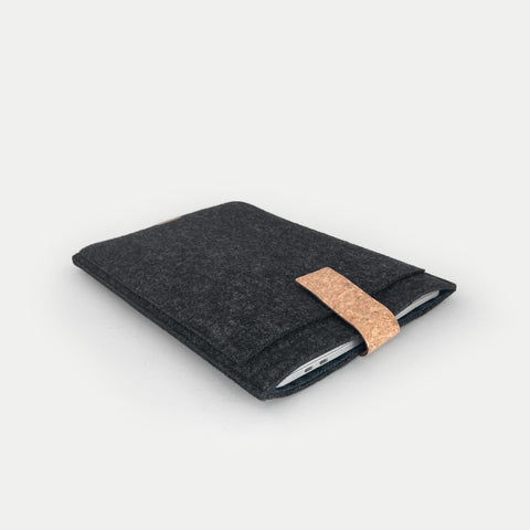 Op maat gemaakte laptophoes | met magnetische sluiting en extra vak | antraciet - sporen | Model "HAKA"