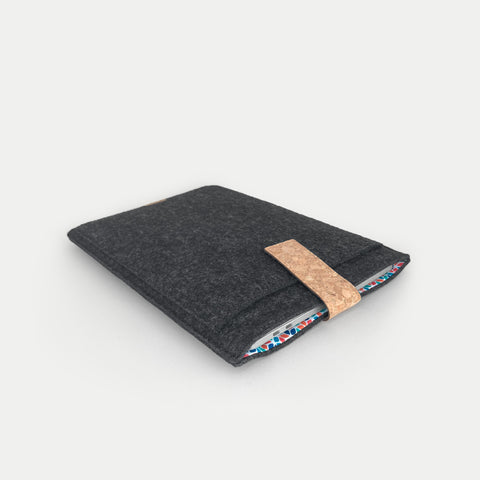 Op maat gemaakte laptophoes | met magnetische sluiting en extra vak | antraciet - Kleurrijk | Model "HAKA"