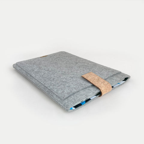 Case voor MacBook Pro M2 Pro | met magnetische sluiting en extra vak  | lichtgrijs - vormen | Model "HAKA"