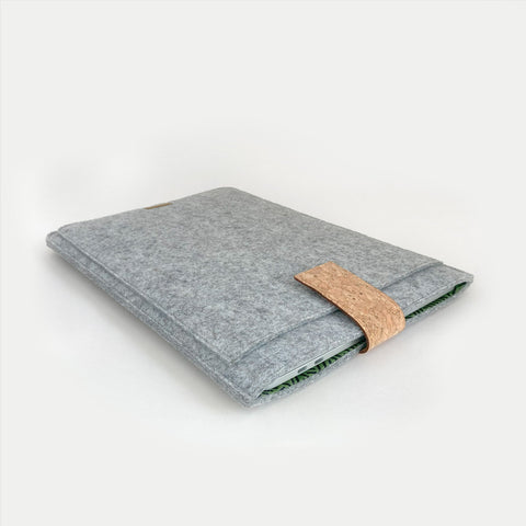 Hoesje voor MacBook Pro 16 | met magnetische sluiting en extra vak  | lichtgrijs - strepen | Model "HAKA"