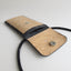 Stylische KEDJA Umhängetasche in Anthrazit mit Kork- und Filzdesign für das Motorola Moto G35, mit verstellbarem Trageriemen.