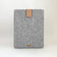 Hoesje voor MacBook Air M2 15 | met magnetische sluiting en extra vak  | lichtgrijs - Bloom | Model "HAKA"