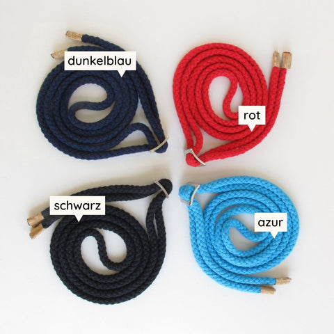 Verschiedene gewebte Kordeln in dunkelblau, rot, schwarz und azur für Taschen und Accessoires.