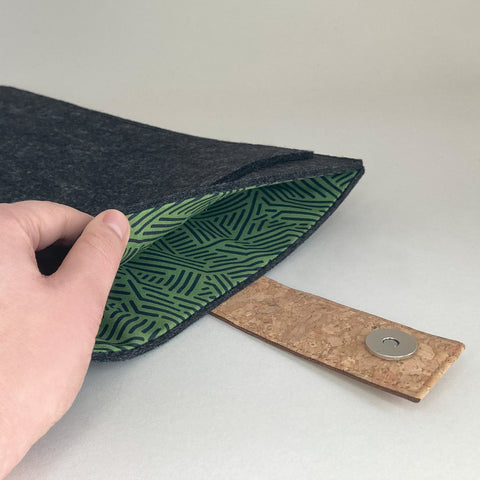 Op maat gemaakte laptophoes | met magnetische sluiting en extra vak | antraciet - strepen | Model "HAKA"