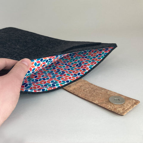 Op maat gemaakte laptophoes | met magnetische sluiting en extra vak | antraciet - Kleurrijk | Model "HAKA"