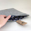 Hoes voor MacBook Pro M3 Max | met magnetische sluiting en extra vak  | lichtgrijs - Bloom | Model "HAKA"