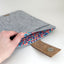 Hoesje voor MacBook Pro 15 | met magnetische sluiting en extra vak  | lichtgrijs - Kleurrijk | Model "HAKA"