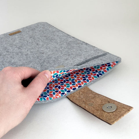 Hoesje voor MacBook Pro 15 | met magnetische sluiting en extra vak  | lichtgrijs - Kleurrijk | Model "HAKA"