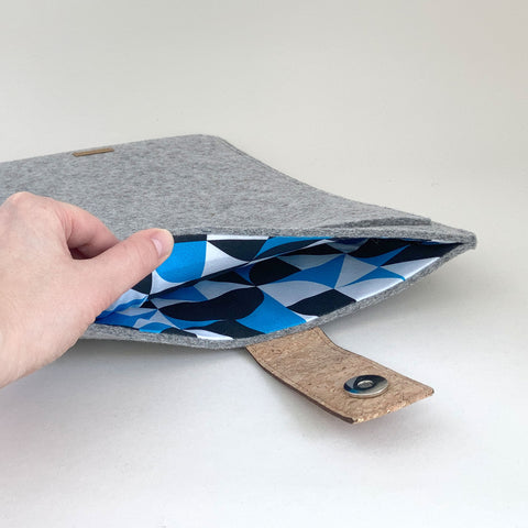 Op maat gemaakte laptophoes | met magnetische sluiting en extra vak | lichtgrijs - vormen | Model "HAKA"