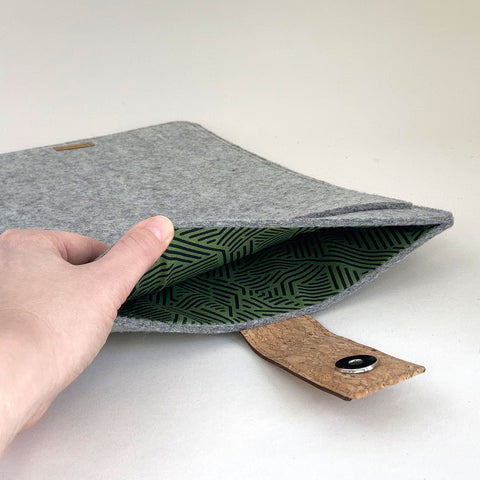 Op maat gemaakte laptophoes | met magnetische sluiting en extra vak | lichtgrijs - strepen | Model "HAKA"