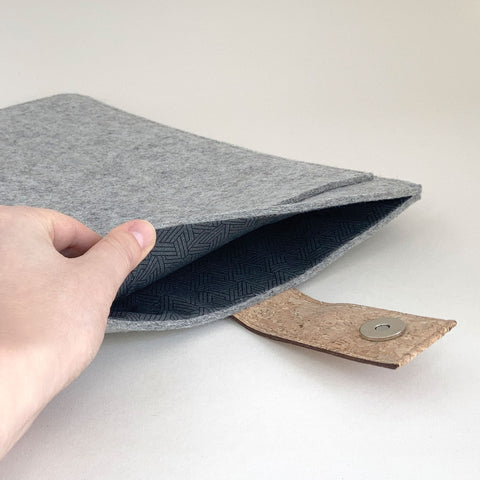 Hoes voor Asus Vivobook 13 Slate | met magnetische sluiting en extra vak  | lichtgrijs - sporen | Model "HAKA"
