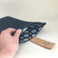 Op maat gemaakte tablethoes | met magnetische sluiting en extra vak | antraciet - Bloom | Model "HAKA"
