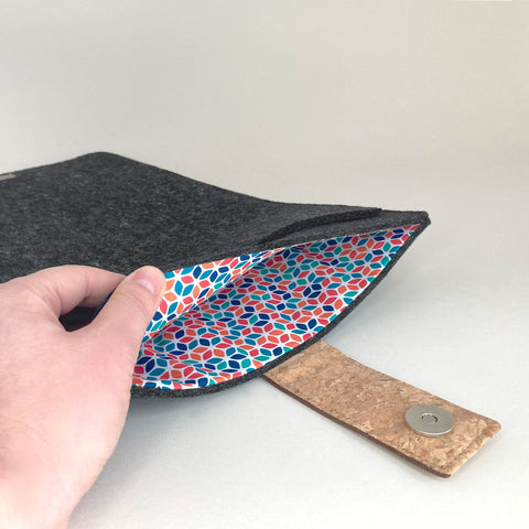 Op maat gemaakte tablethoes | met magnetische sluiting en extra vak | antraciet - Kleurrijk | Model "HAKA"