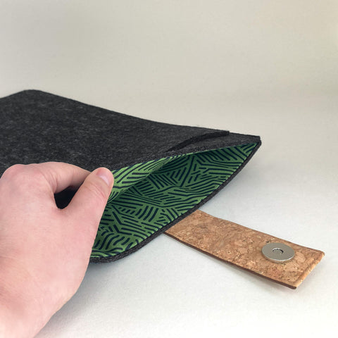 Op maat gemaakte tablethoes | met magnetische sluiting en extra vak | antraciet - strepen | Model "HAKA"