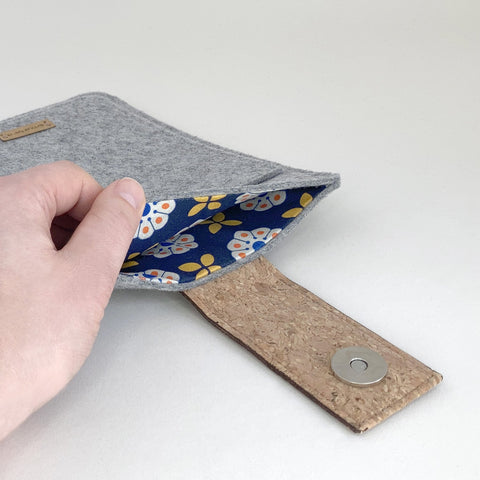 Hoes voor PocketBook Verse | met magnetische sluiting en extra vak | lichtgrijs - Bloom | Model "HAKA"
