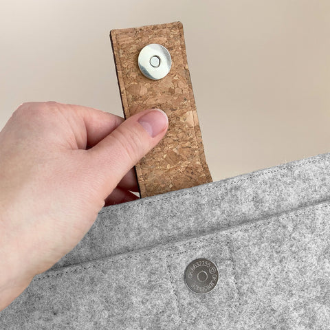 Hoesje voor MacBook Air 13 | met magnetische sluiting en extra vak  | lichtgrijs - strepen | Model "HAKA"