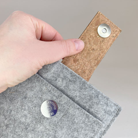 Op maat gemaakte eReader-hoes | met magnetische sluiting en extra vak | lichtgrijs - sporen | Model "HAKA"